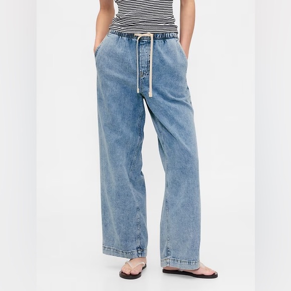 GAP Pants - NWT! GAP Light Wash High Rise Pull-On Wide-Leg Jeans - Size Small 🩷 #805640